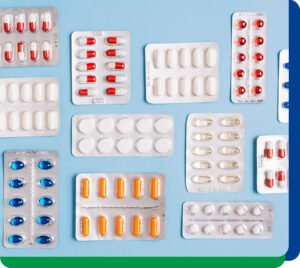 imagem de prateleira com medicamentos para acompanhar texto sobre registro de medicamentos na Anvisa