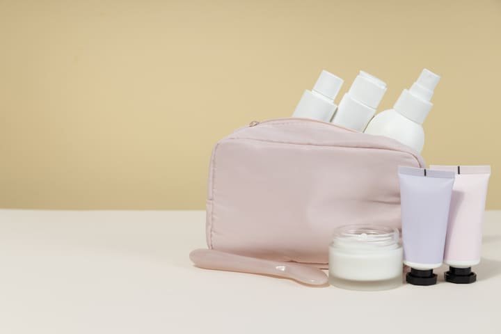 bolsa com embalagens de cosméticos representando registro de cosméticos