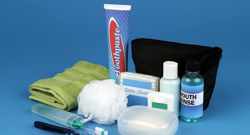 Kit de produtos de higiene pessoal com fundo azul